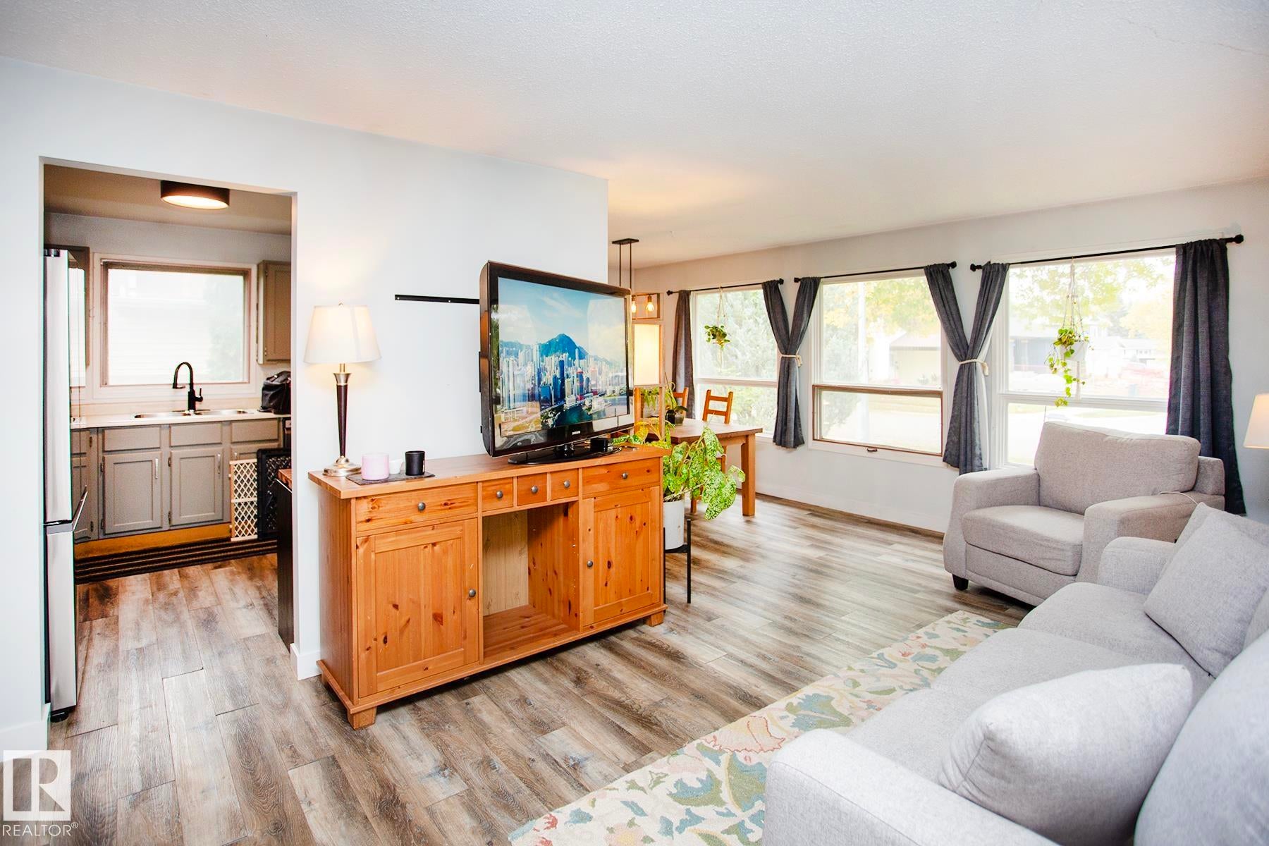 8 ASH Crescent