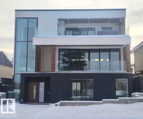 8915 STRATHEARN Drive Edmonton AB T6C 4C8