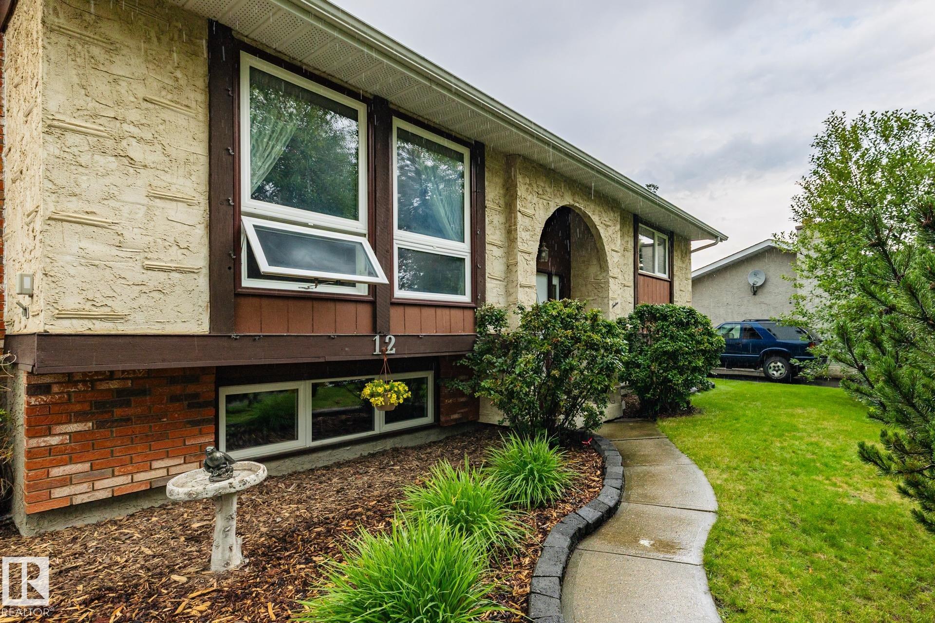 12 AMHERST Crescent