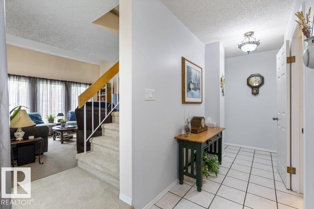 5 PINERIDGE Crescent