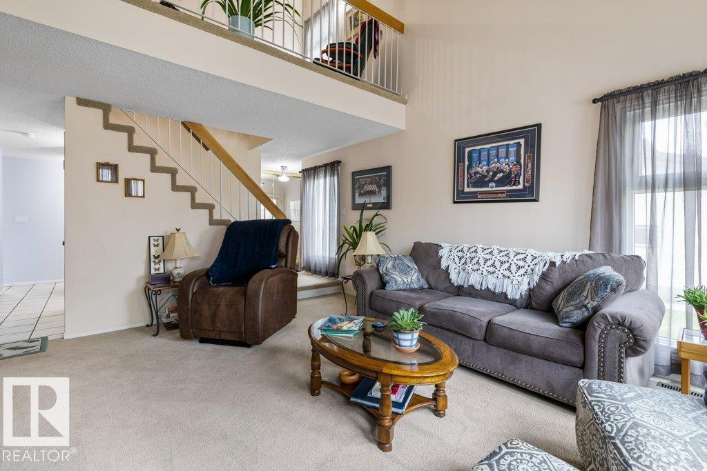 5 PINERIDGE Crescent