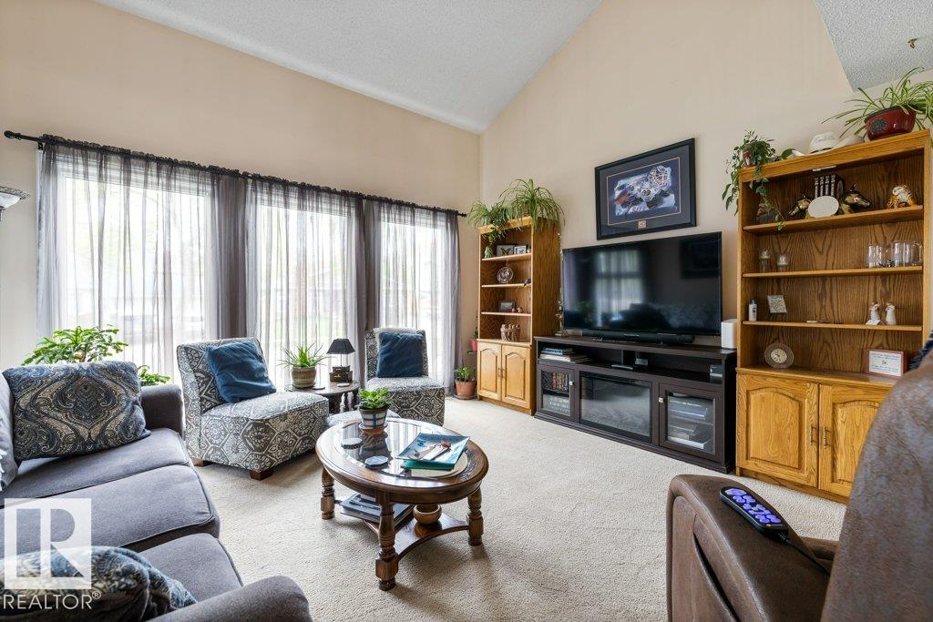 5 PINERIDGE Crescent