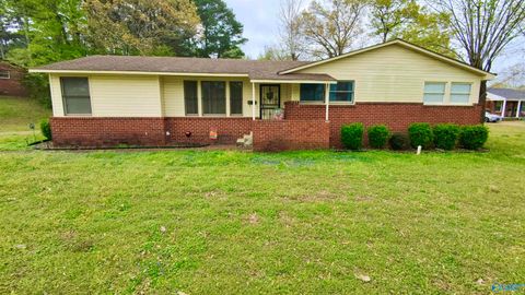 Photo of 2115 NW Lynn Road, Huntsville, AL 35801 (MLS # 21914172)
