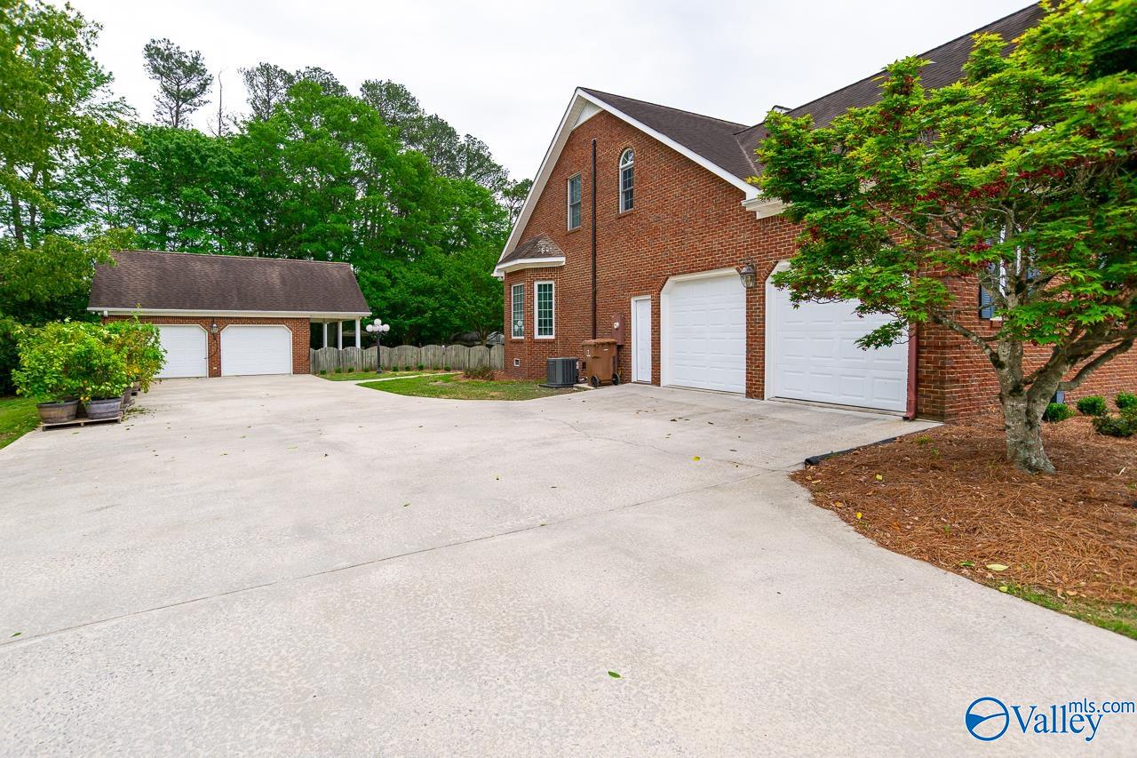 1102 Vines Drive, Hartselle, Alabama image 4