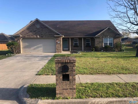 Homes For Sale - 243 Chestnut Oak Circle<br/> Owens Cross Roads, AL 35763