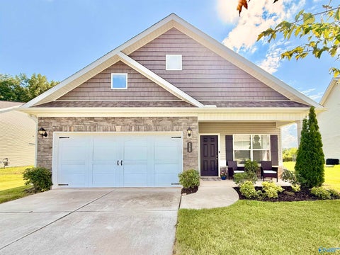 Homes For Sale - 128 Lincoln Gray Circle<br/> New Market, AL 35761