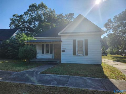 Homes For Sale - 1725 Walnut Avenue<br/> Anniston, AL 36201