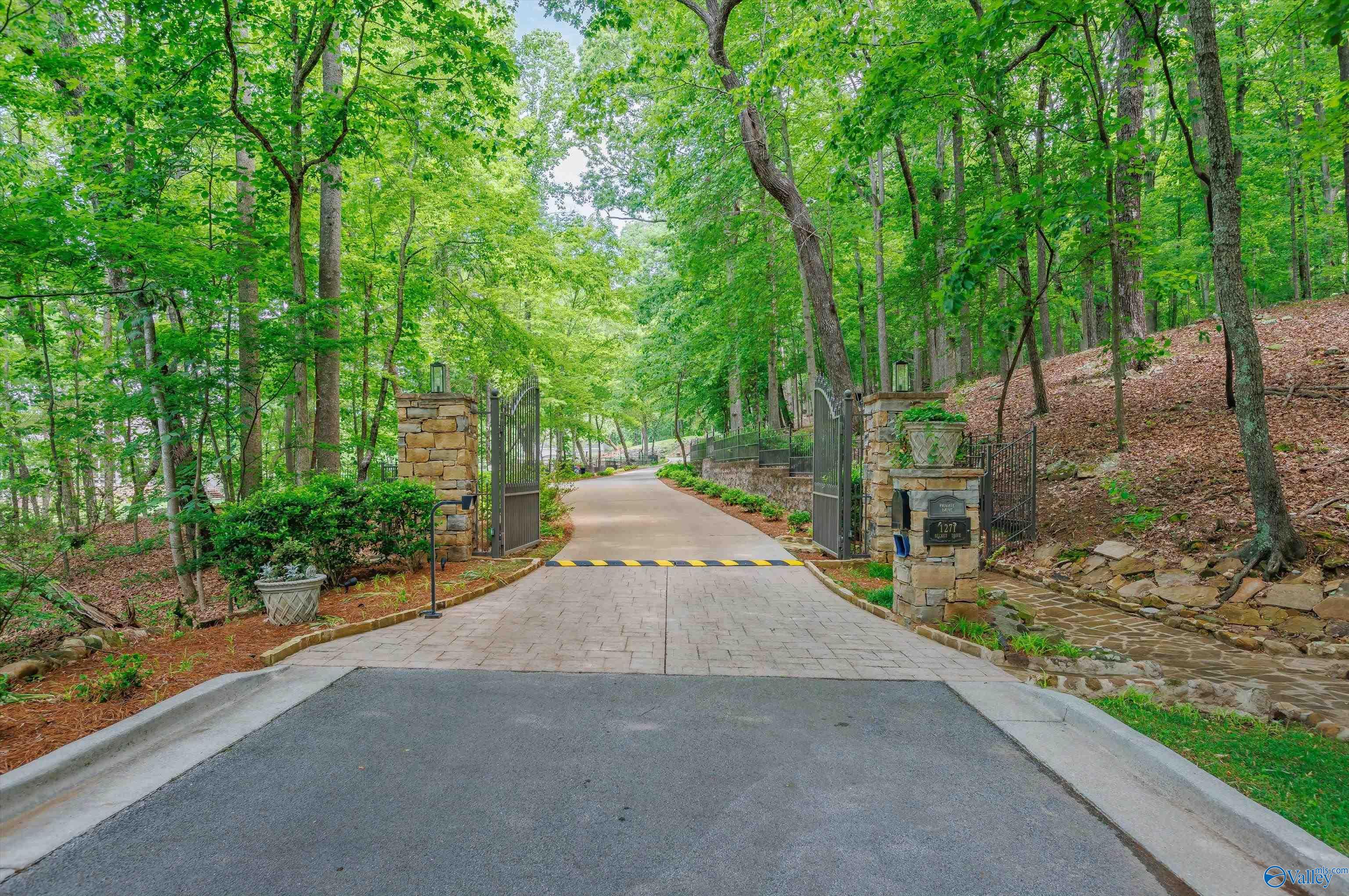 1271 Becket Drive, Huntsville, Alabama image 2
