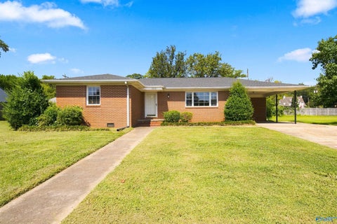 Homes For Sale - 1010 Blount Avenue<br/> Guntersville, AL 35976