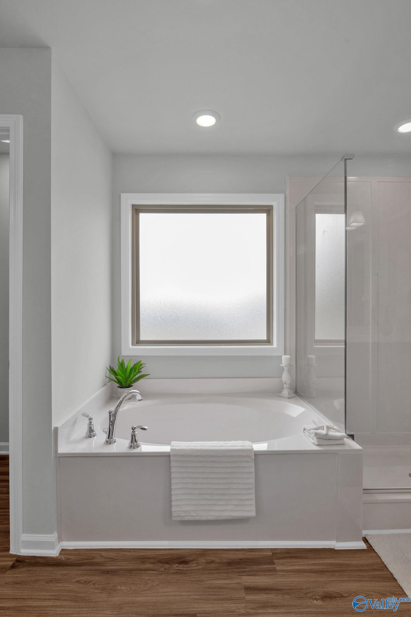 New Market, Alabama 35761, United States, 4 Bedrooms Bedrooms, ,2 BathroomsBathrooms,Residential,Active,201383