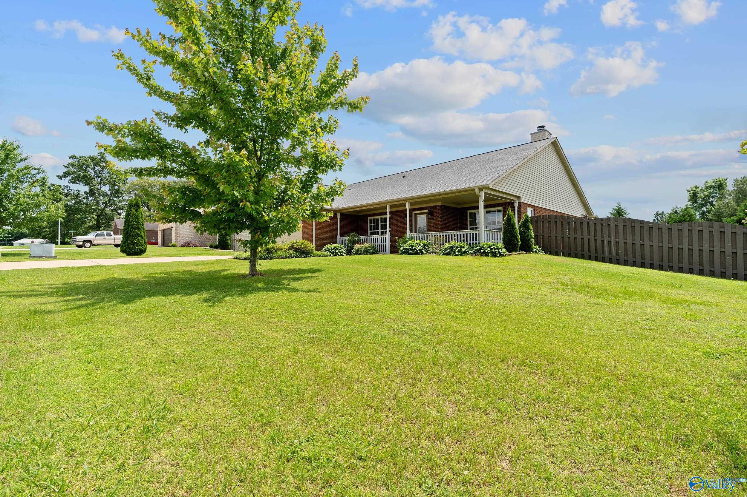 108 Landings Way Drive, Toney, Alabama image 2