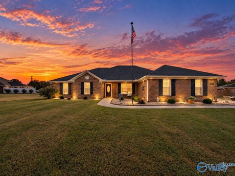 Homes For Sale - 129 Edgebrook Drive<br/> Ardmore, AL 35739
