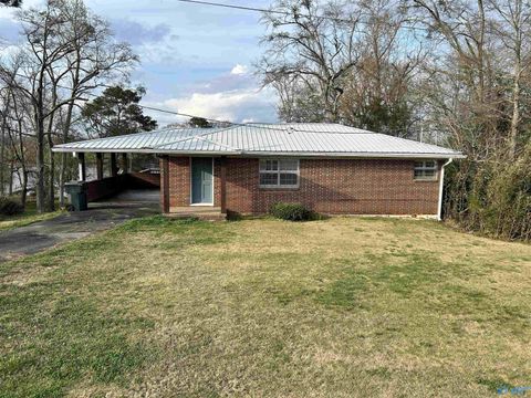 Homes For Sale - 335 Lakeside Drive<br/> Cherokee County, Centre, AL 35960