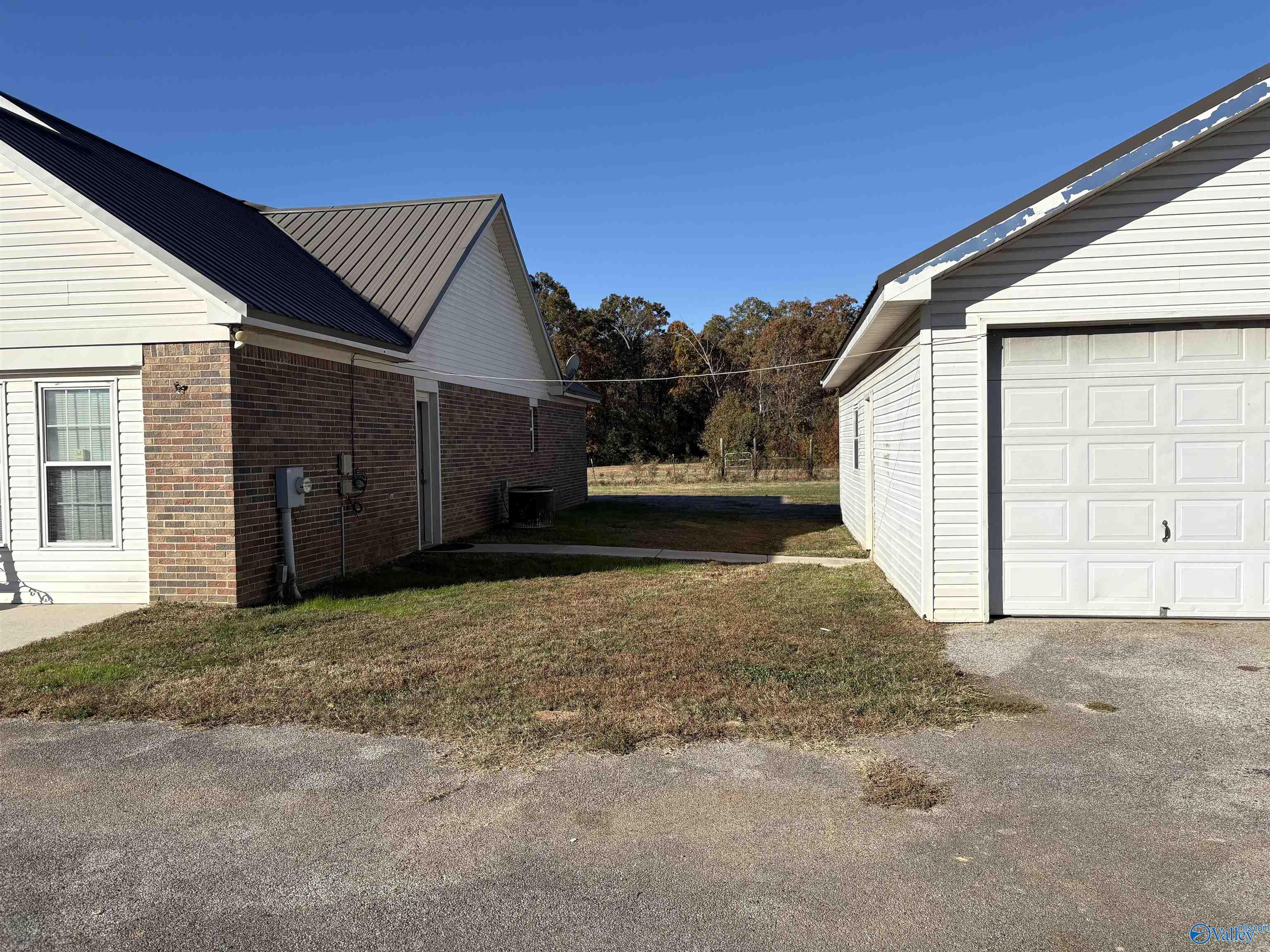 Hazel Green, Alabama 35750, United States, 3 Bedrooms Bedrooms, ,3 BathroomsBathrooms,Residential,Active,242758