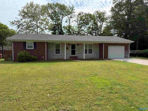 Homes For Sale - 2706 Lake Avenue<br/> Decatur, AL 35603