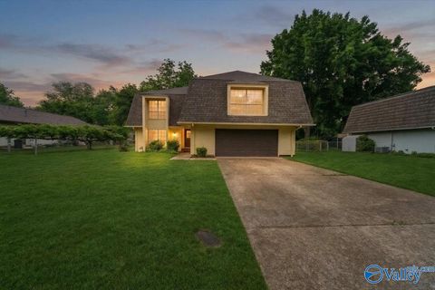 Photo of 1922 Burlingame Drive, Huntsville, AL 35803 (MLS # 21917191)