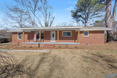 Homes For Sale - 403 SW Arcadia Street<br/> Hartselle, AL 35640