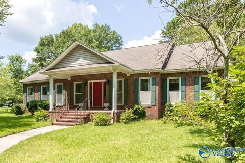 Homes For Sale - 1104 Beverly Street<br/> Hartselle, AL 35640
