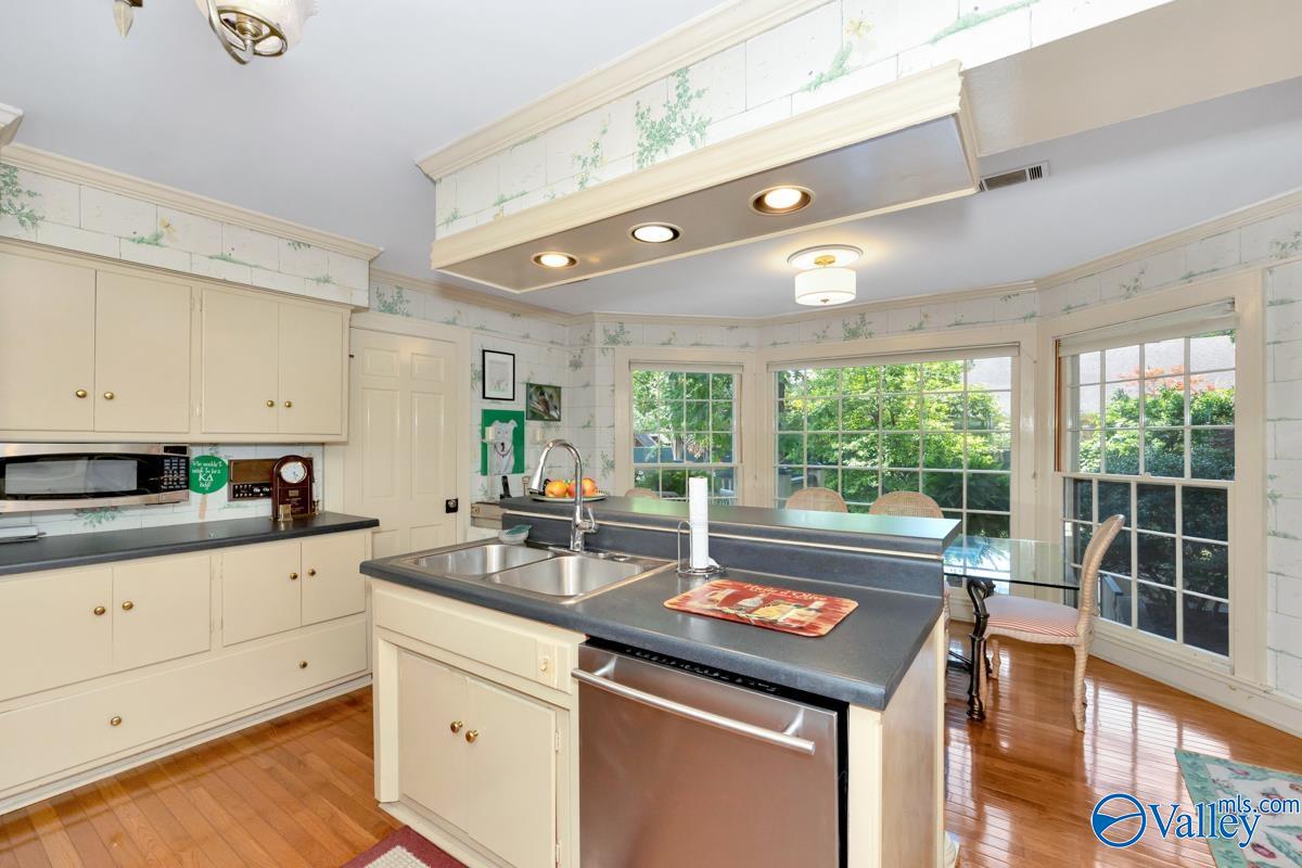 Huntsville, Alabama 35801, United States, 5 Bedrooms Bedrooms, ,4 BathroomsBathrooms,Residential,Active,207706