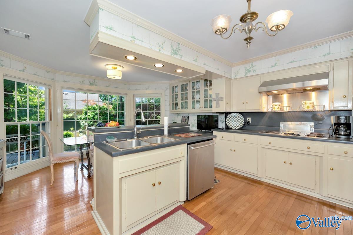 Huntsville, Alabama 35801, United States, 5 Bedrooms Bedrooms, ,4 BathroomsBathrooms,Residential,Active,207706