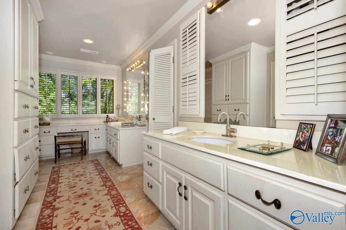 Huntsville, Alabama 35801, United States, 5 Bedrooms Bedrooms, ,4 BathroomsBathrooms,Residential,Active,207706