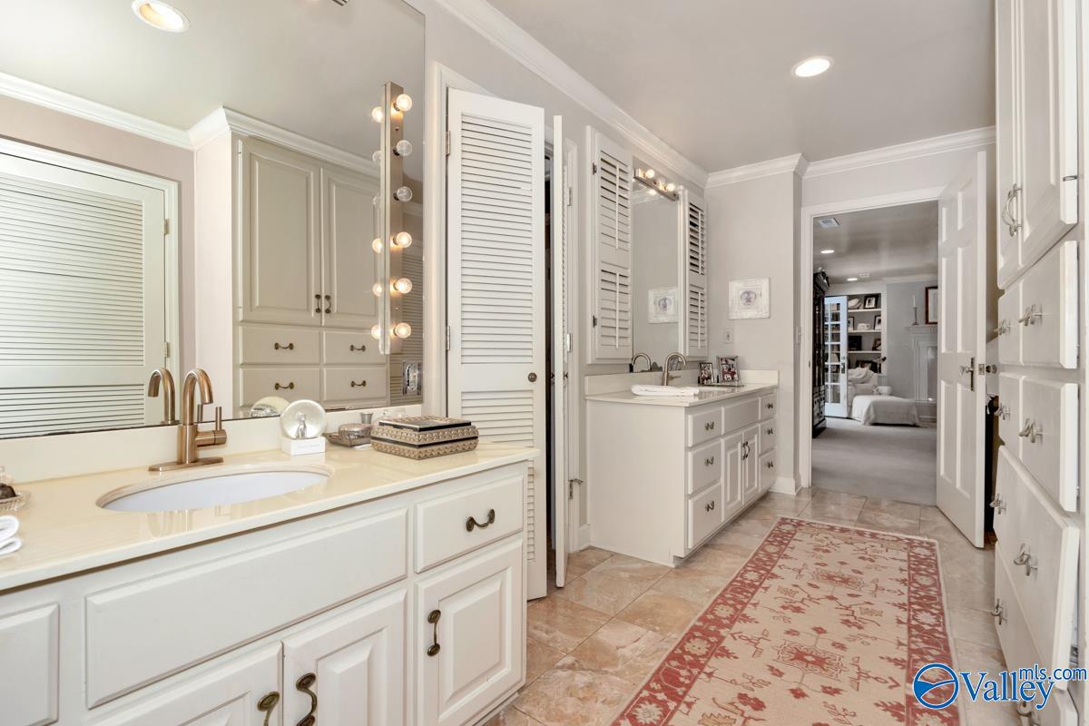 Huntsville, Alabama 35801, United States, 5 Bedrooms Bedrooms, ,4 BathroomsBathrooms,Residential,Active,207706