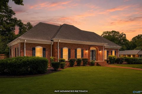Homes For Sale - 1706 Woodmont Drive<br/> Decatur, AL 35601