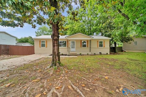 Photo of 315 Bobwhite Drive SW, Decatur, AL 35601 (MLS # 21919182)