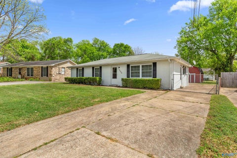 Homes For Sale - 2406 Yorkshire Drive<br/> Huntsville, AL 35803