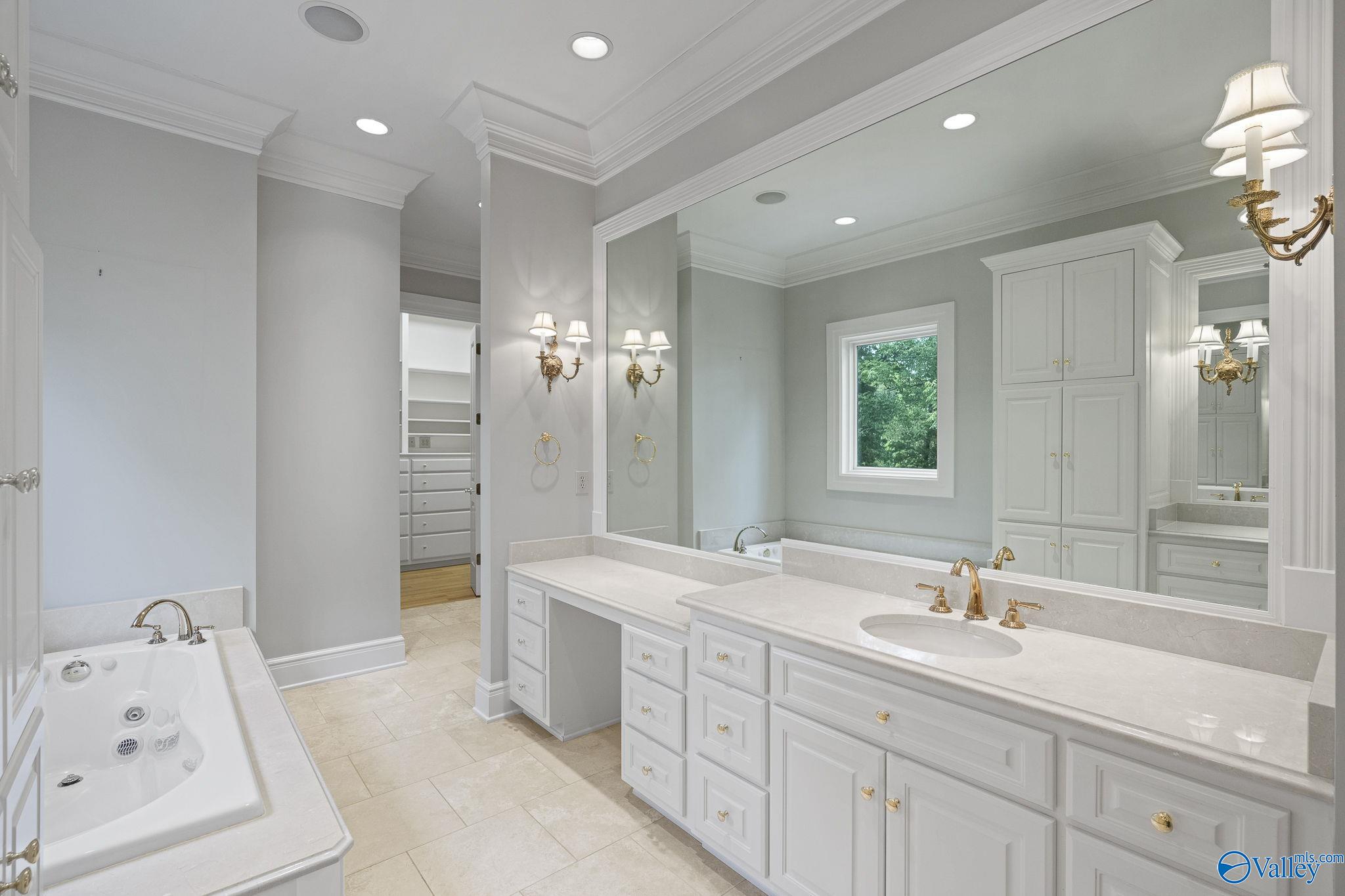 Huntsville, Alabama 35801, United States, 7 Bedrooms Bedrooms, ,6 BathroomsBathrooms,Residential,Active,188524