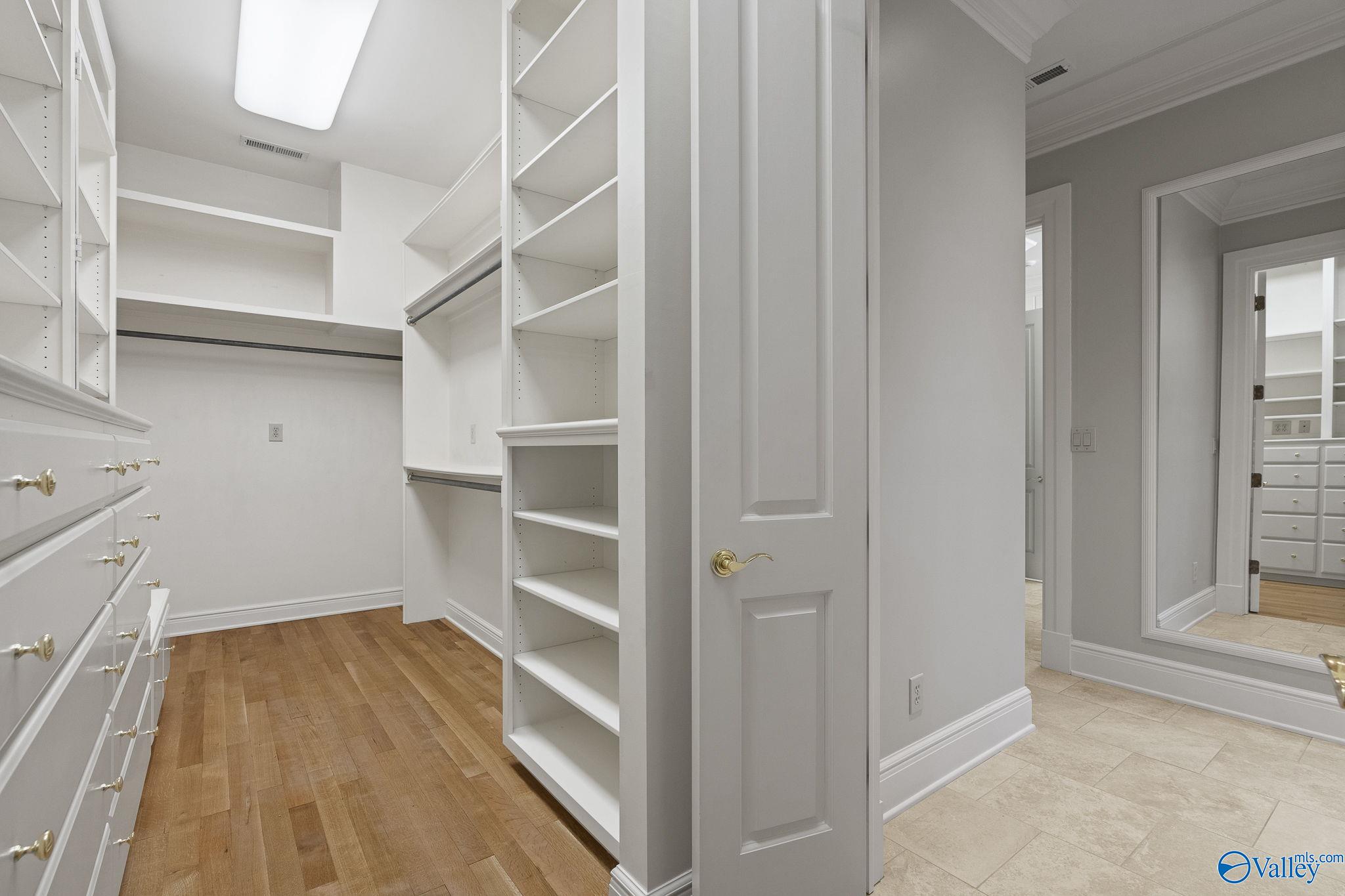 Huntsville, Alabama 35801, United States, 7 Bedrooms Bedrooms, ,6 BathroomsBathrooms,Residential,Active,188524