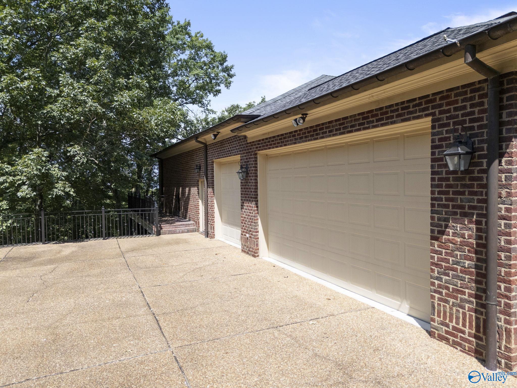 Huntsville, Alabama 35801, United States, 7 Bedrooms Bedrooms, ,6 BathroomsBathrooms,Residential,Active,188524