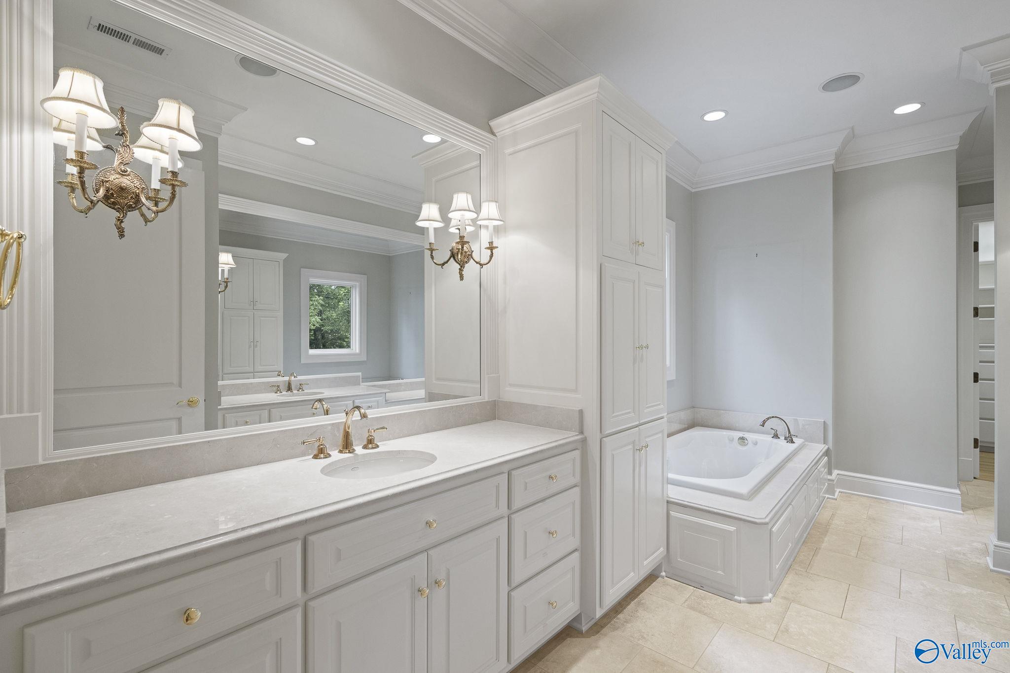 Huntsville, Alabama 35801, United States, 7 Bedrooms Bedrooms, ,6 BathroomsBathrooms,Residential,Active,188524