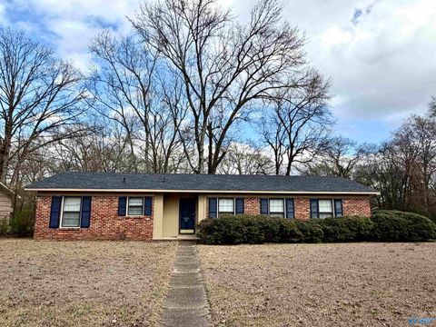 Photo of 1508 Summerlane SE, Decatur, AL 35601 (MLS # 21911313)