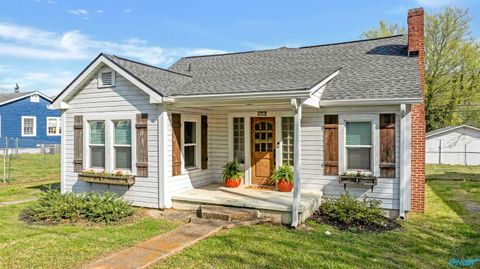 Homes For Sale - 709 NW Alabama Avenue<br/> Fort Payne, AL 35967