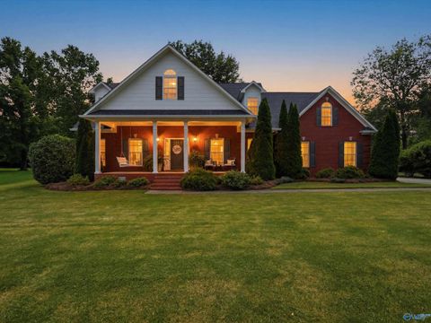 Homes For Sale - 1013 Mill Race Circle<br/> Guntersville, AL 35976