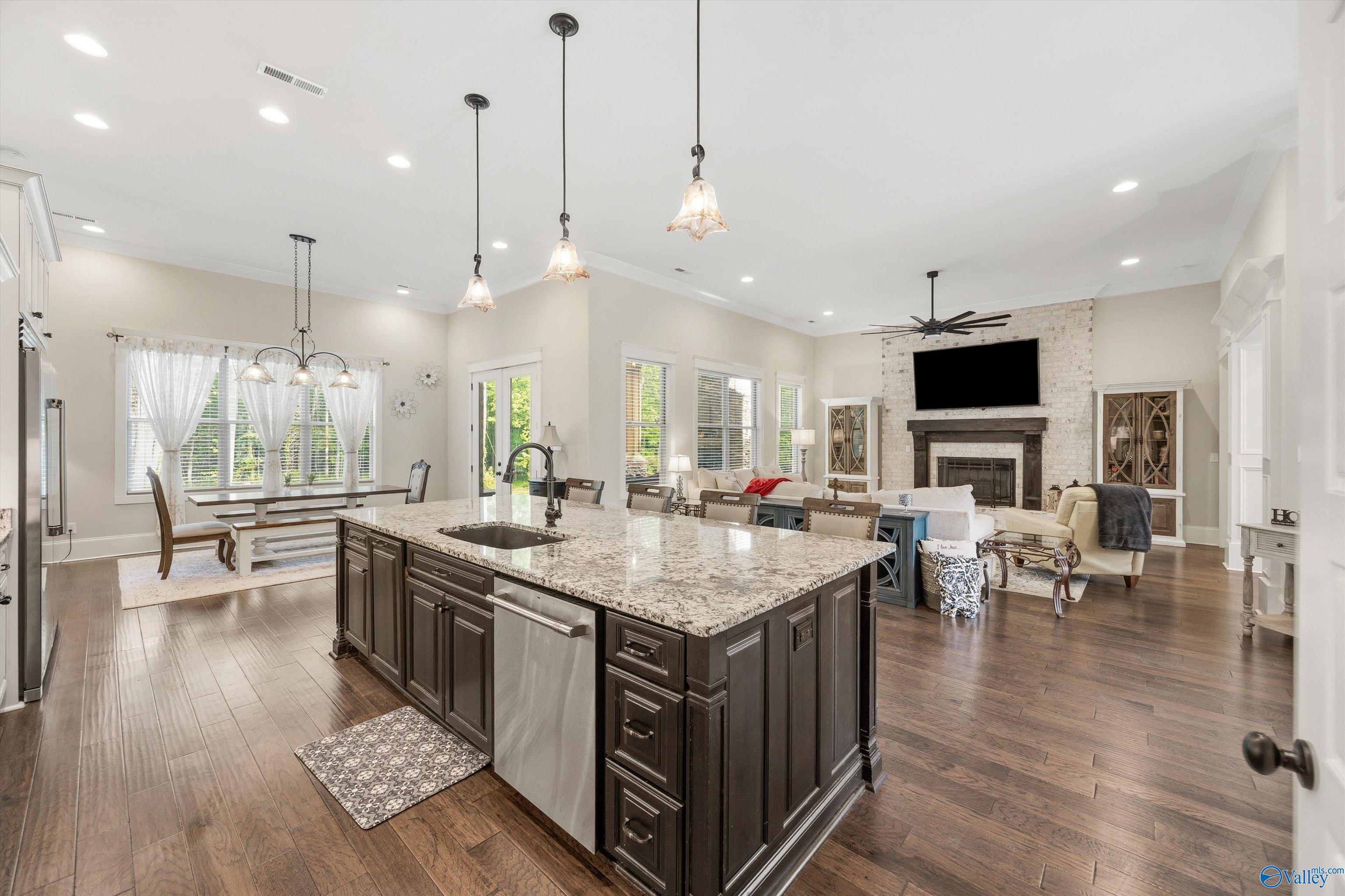 Gurley, Alabama, 35748, United States, 5 Bedrooms Bedrooms, ,4 BathroomsBathrooms,Residential,Active,2042164