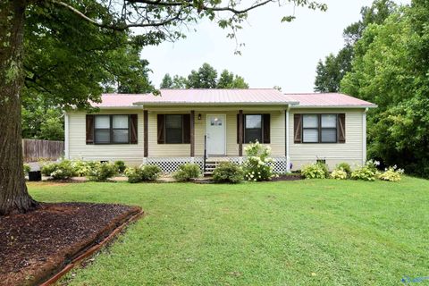 Homes For Sale - 2020 Ridge Crest Drive<br/> Guntersville, AL 35976