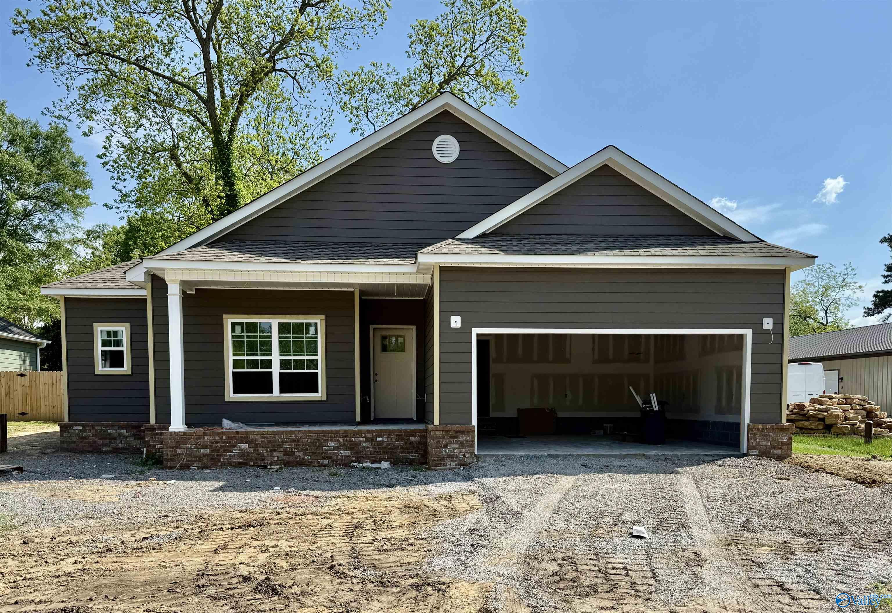 402 Woodall Street, Hartselle, Alabama image 1