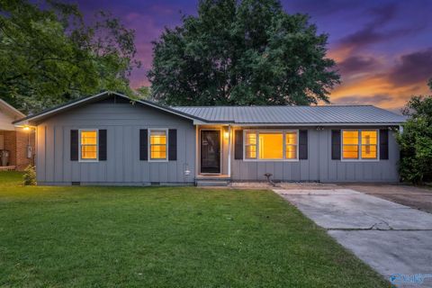 Photo of 423 Clearview Street SW, Decatur, AL 35601 (MLS # 21917435)