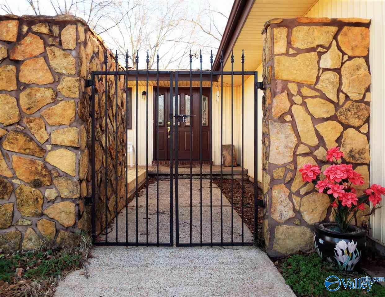 Huntsville, Alabama 35803, United States, 4 Bedrooms Bedrooms, ,2 BathroomsBathrooms,Residential,Active,213464