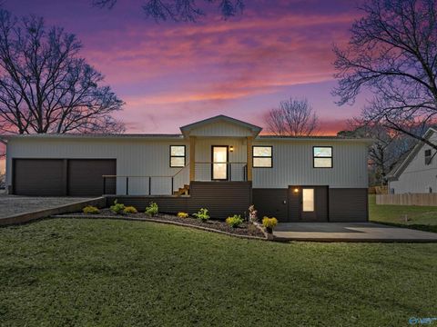 Homes For Sale - 611 SE Cedar Cove Road<br/> Hartselle, AL 35640