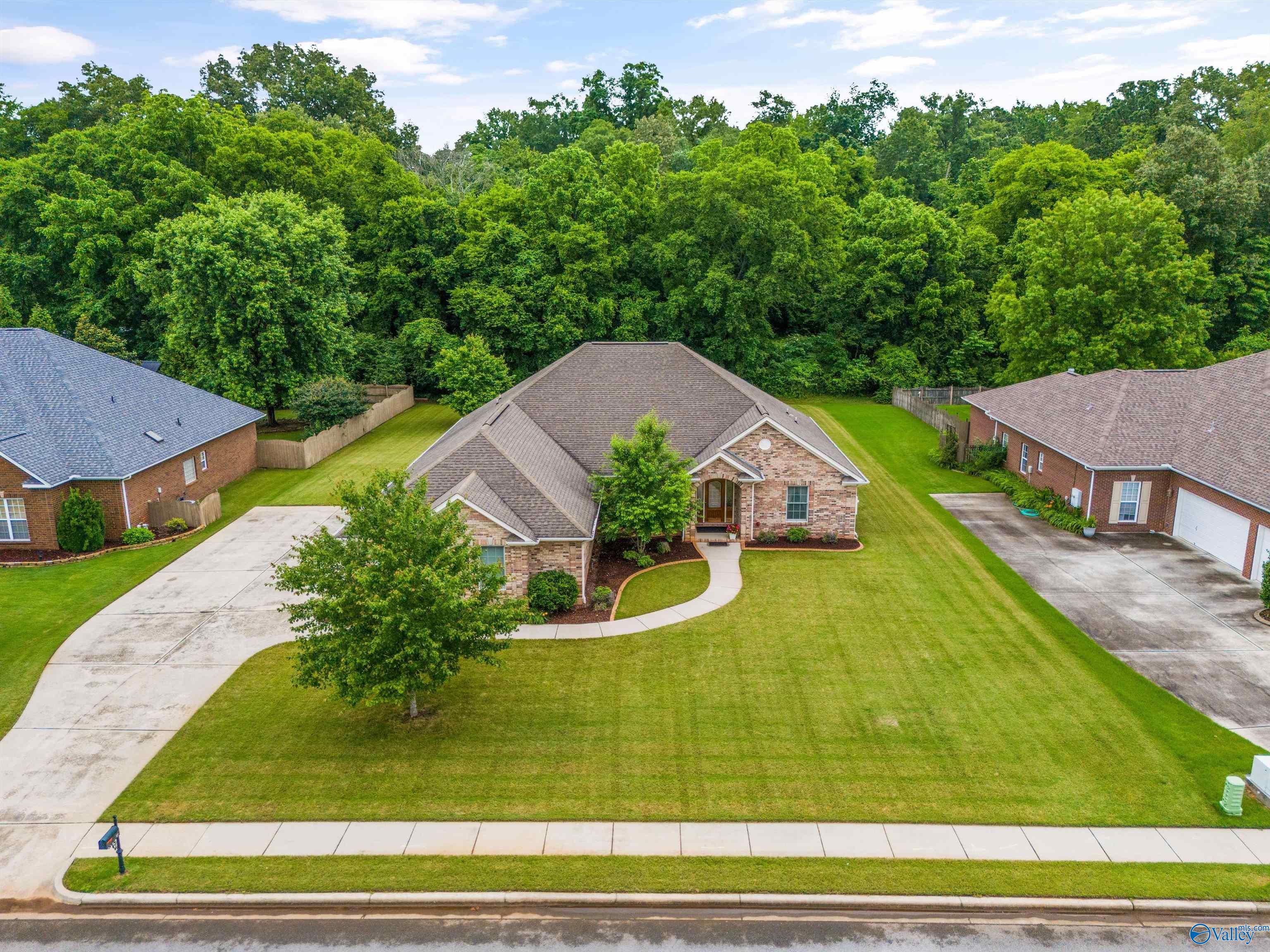 327 Northlake Drive, Meridianville, Alabama image 2