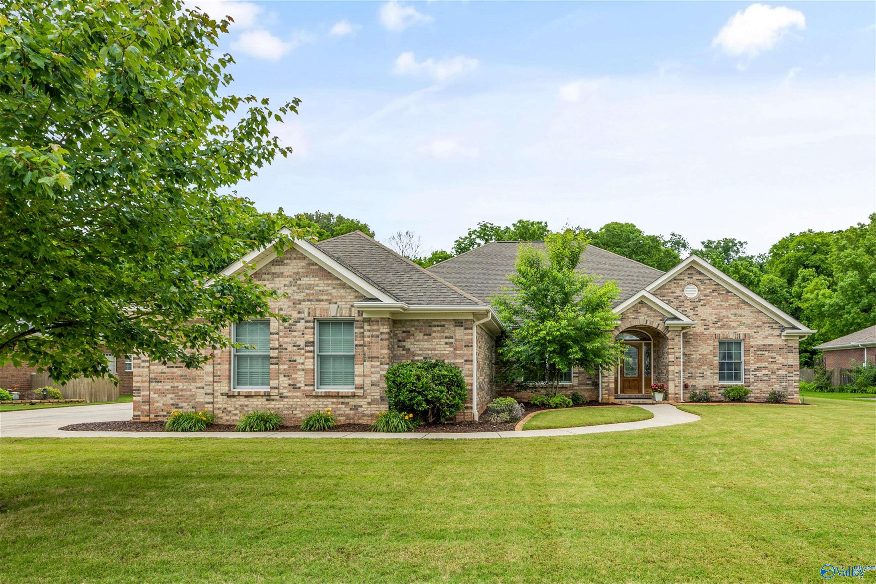 327 Northlake Drive, Meridianville, Alabama image 1