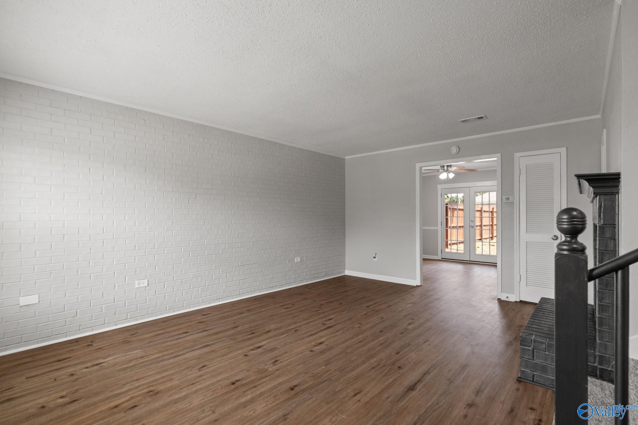 107 Cresent Circle
