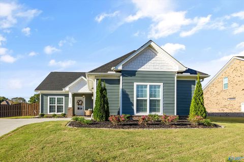 Photo of 4327 Willow Bend Lane SE, Owens Cross Roads, AL 35763 (MLS # 21900748)