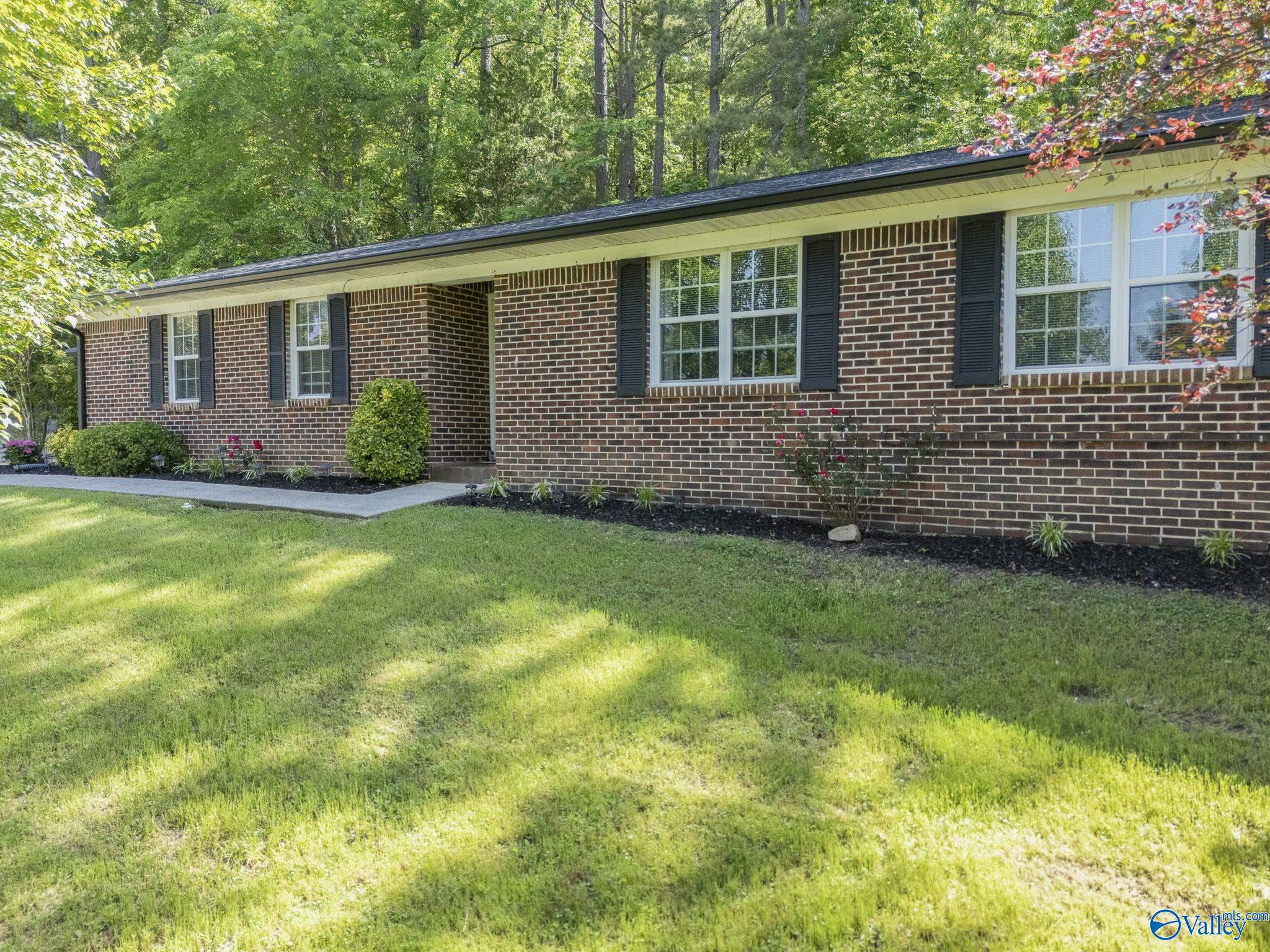 4233 Kimberly Drive, Guntersville, Alabama image 3