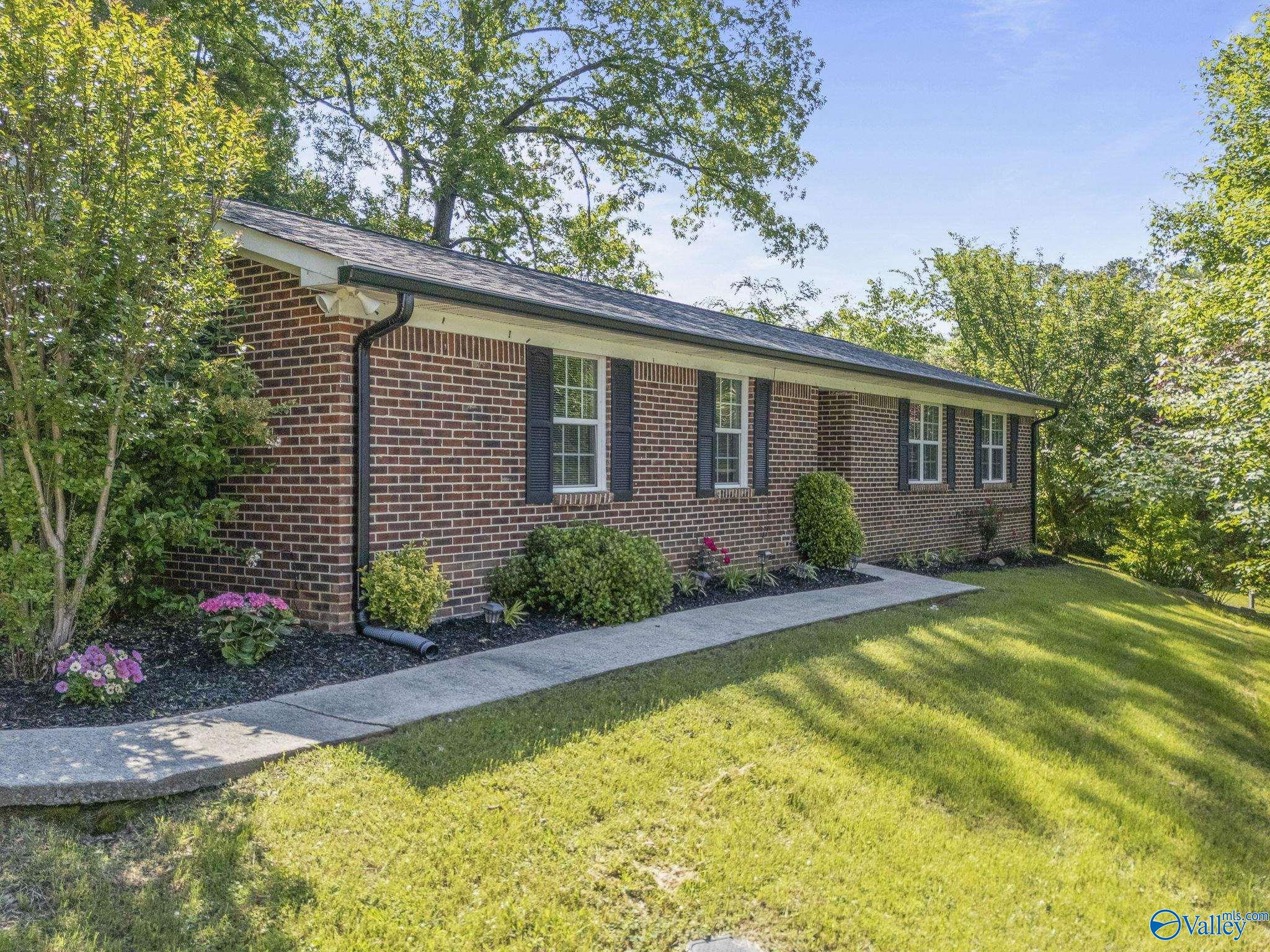 4233 Kimberly Drive, Guntersville, Alabama image 2