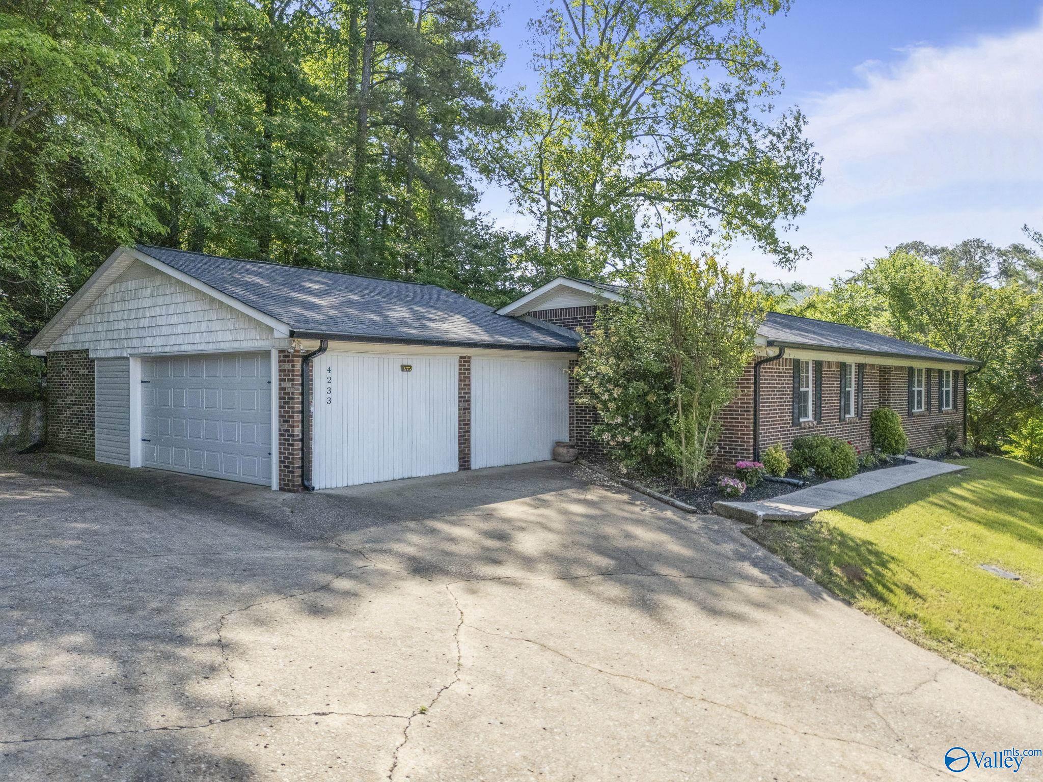 4233 Kimberly Drive, Guntersville, Alabama image 1