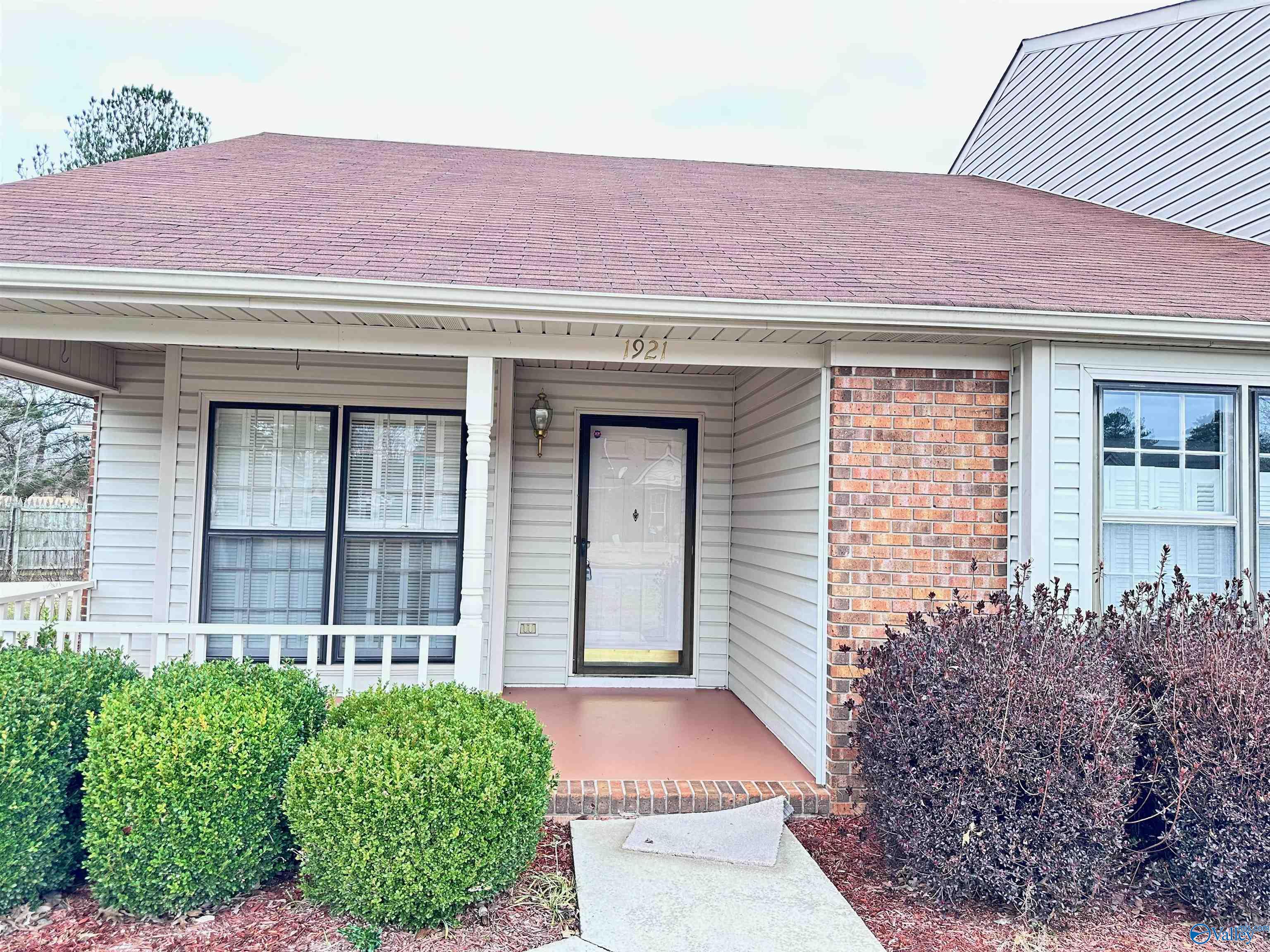 1921 W Brownstone Court, Decatur, Alabama image 2